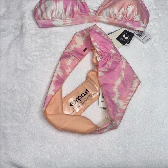 RIP CURL CLASSIC SURF ECO CROSSBACK TRI BIKINI TOP & CHEEKY BIKINI BOTTOM
Medium - Picture 9 of 10